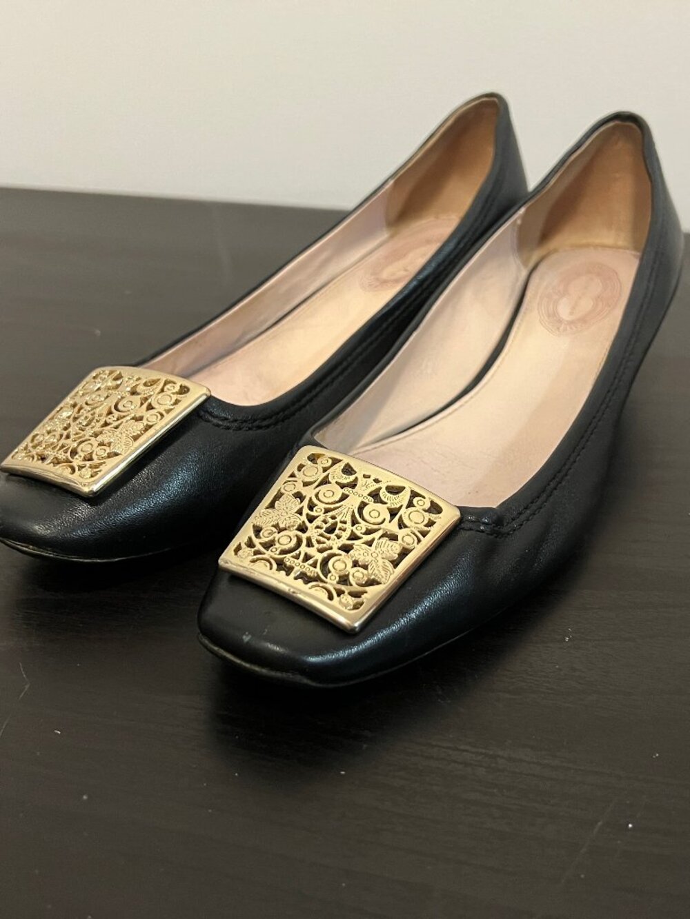 Elie Tahari Black Leather Gold Ornate Filigree Buckle Kitten Heels 8.5